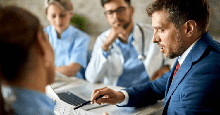 Хто може бути представником людини під час оцінювання експертною командою?